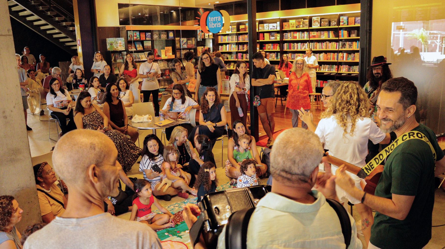 Lançamento de livro com público na Livraria Terra Libris