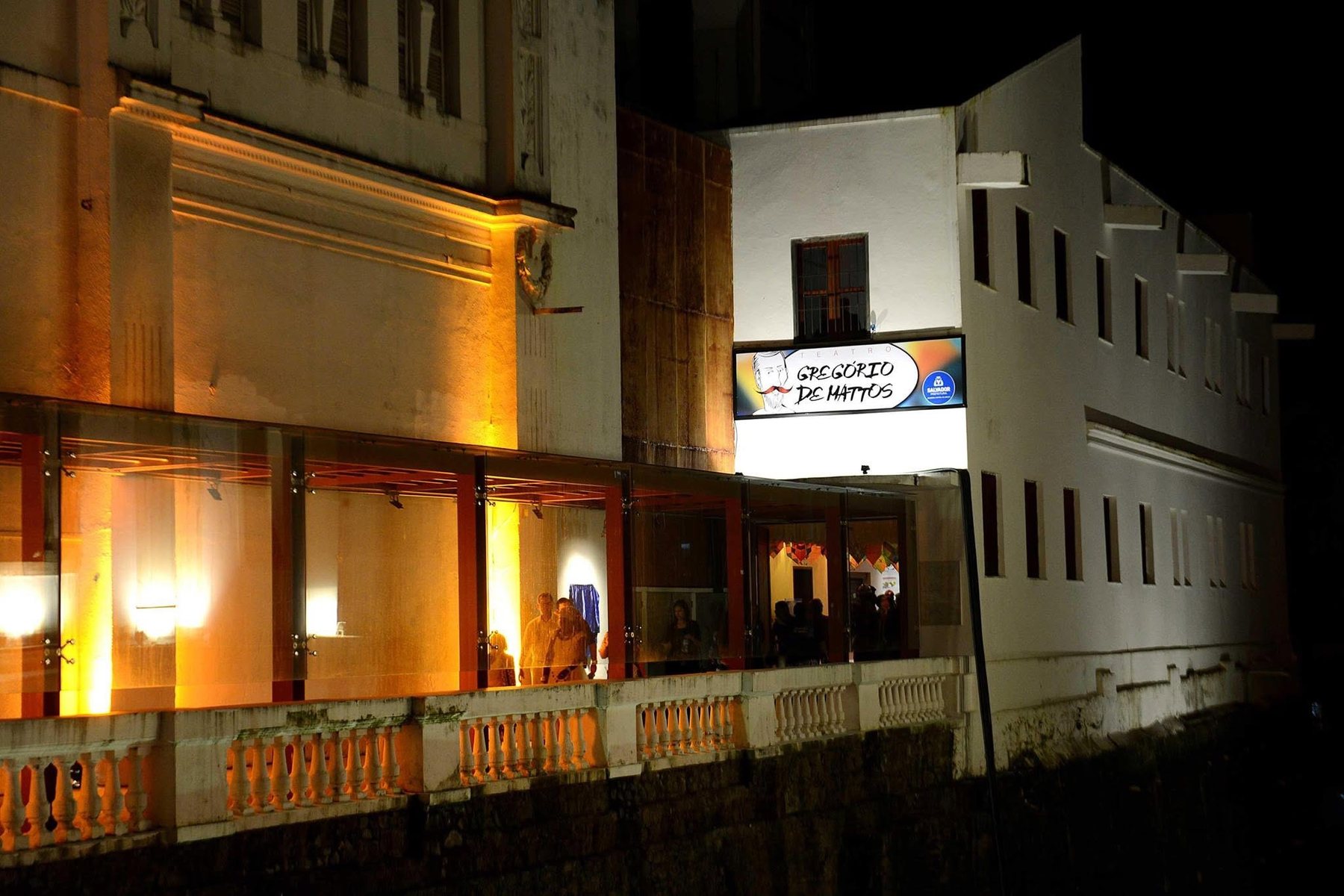 Fachada iluminada do Teatro Gregório de Mattos, no Centro Histórico