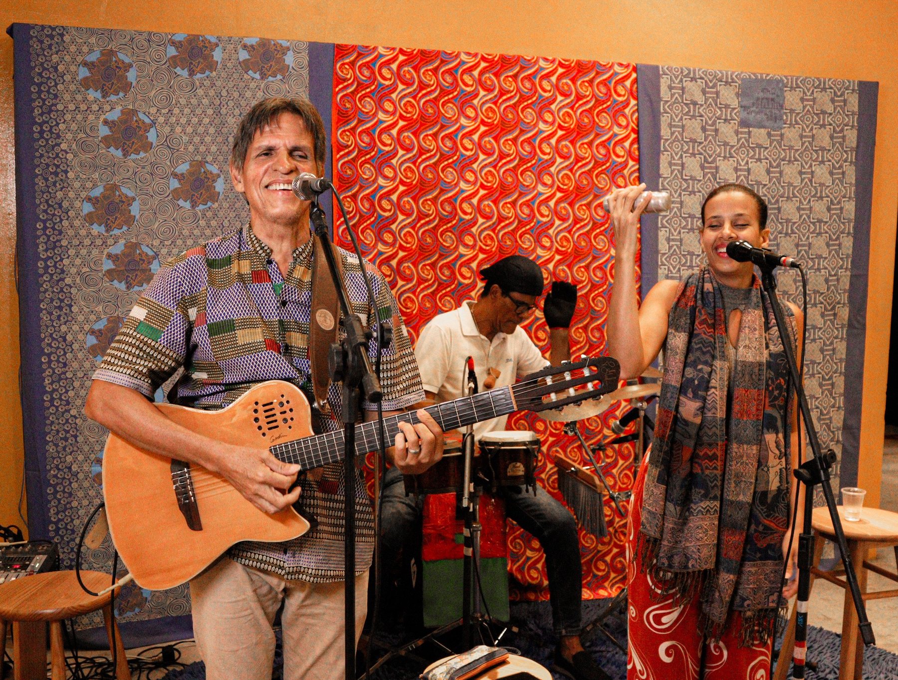 Apresentação musical no foyer do Cine Glauber Rocha