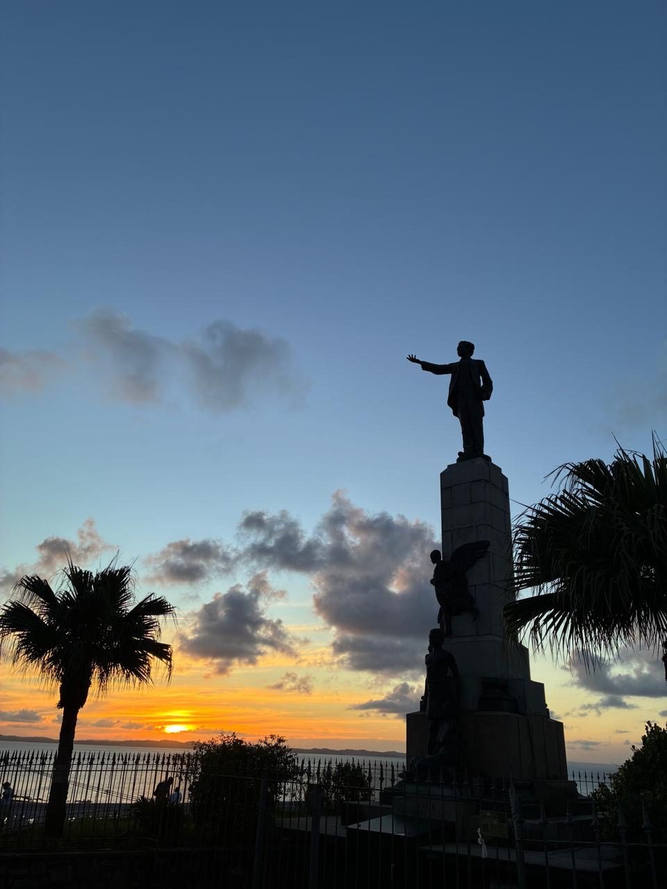 Monumento a Castro Alves ao pôr do sol, na praça Castro Alves