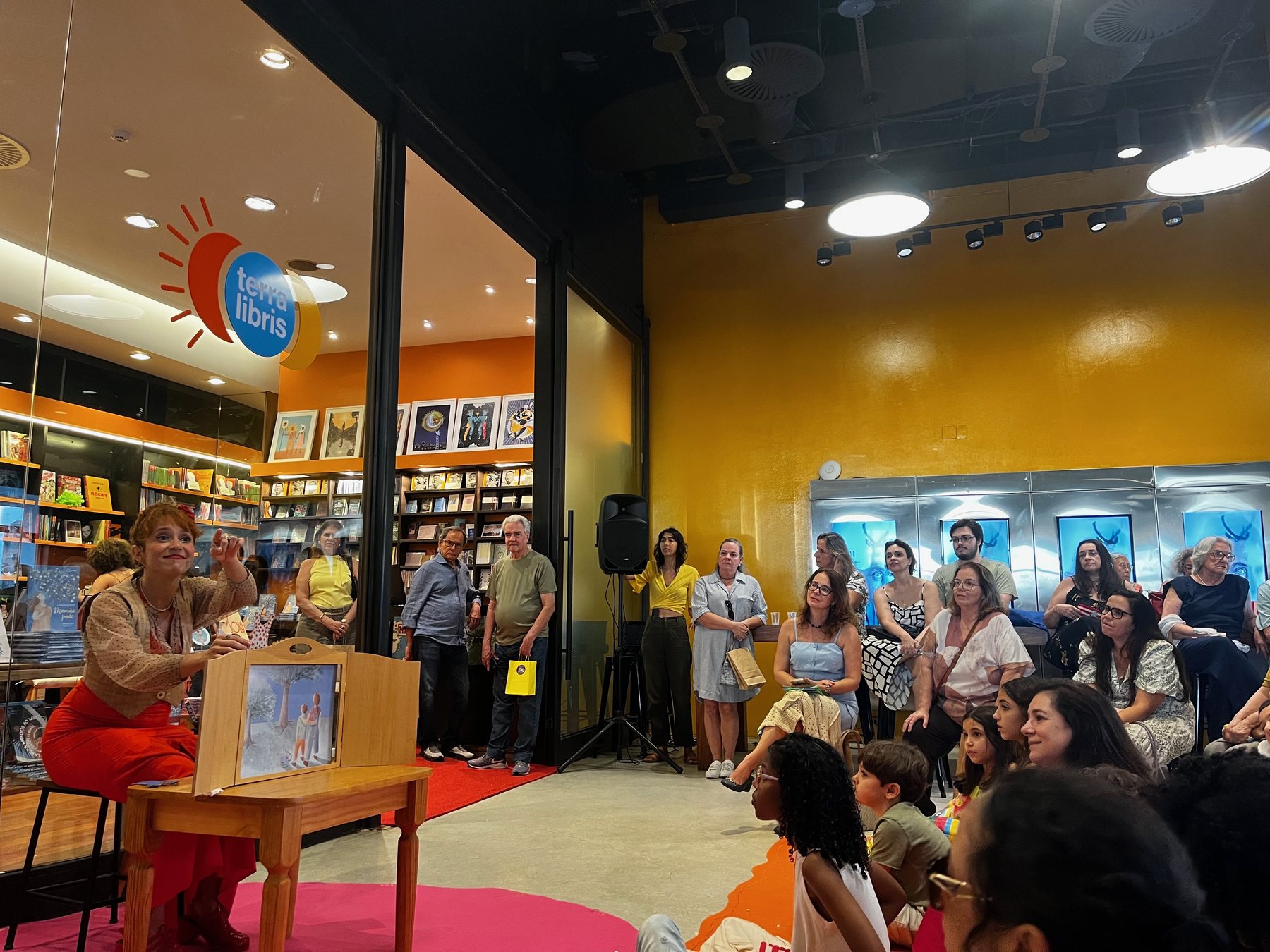 Roda de leitura infantil na livraria