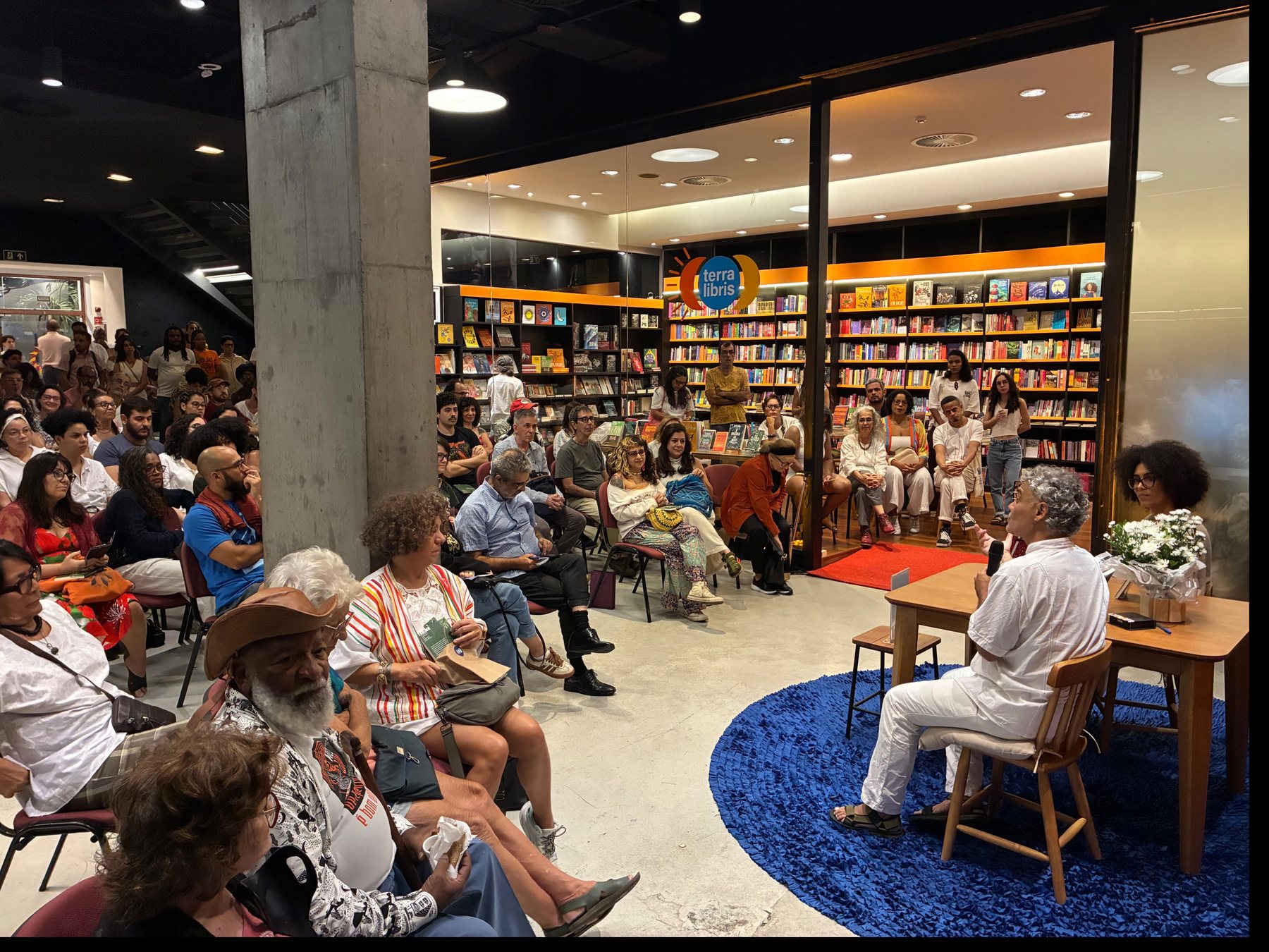 Público em evento literário dentro da livraria