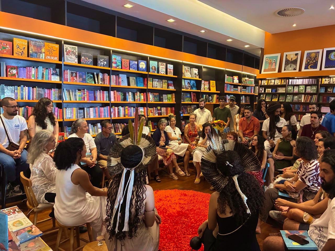 Salão amplo da livraria com estantes e luz natural