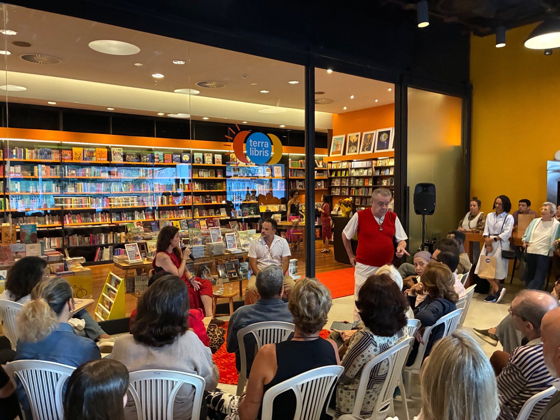Público em lançamento de livro na Livraria Terra Libris