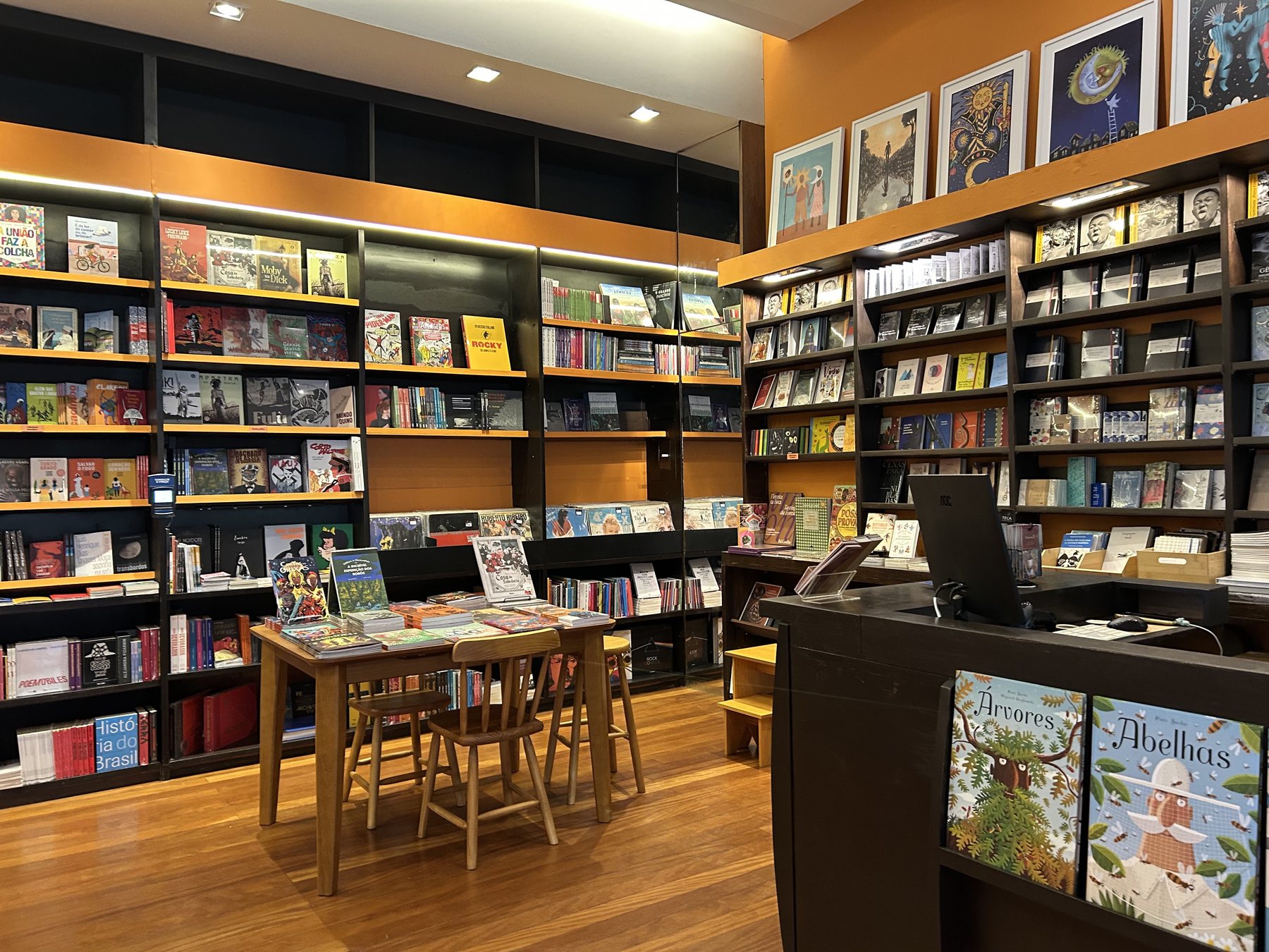 Estantes curadas com livros de editoras independentes