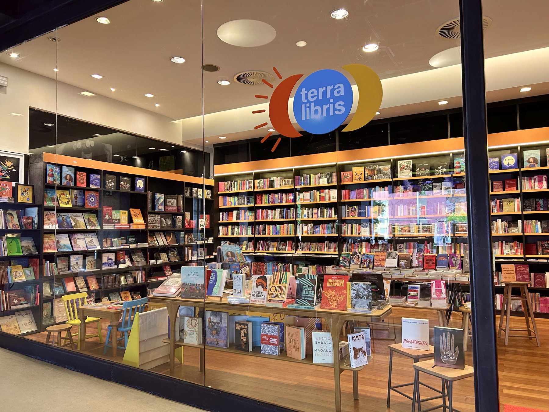 Interior da livraria com a marca Terra Libris em destaque na parede