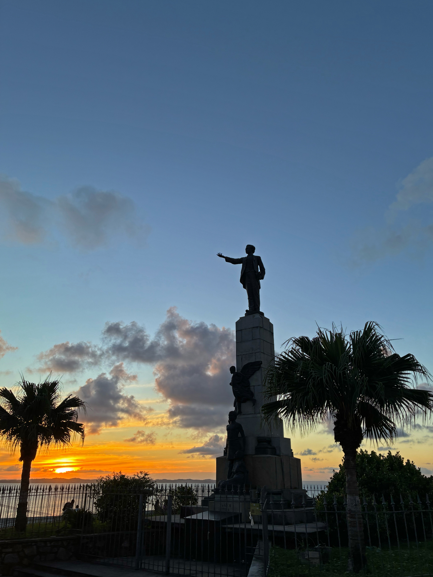 Monumento a Castro Alves ao pôr do sol, na Praça Castro Alves em Salvador